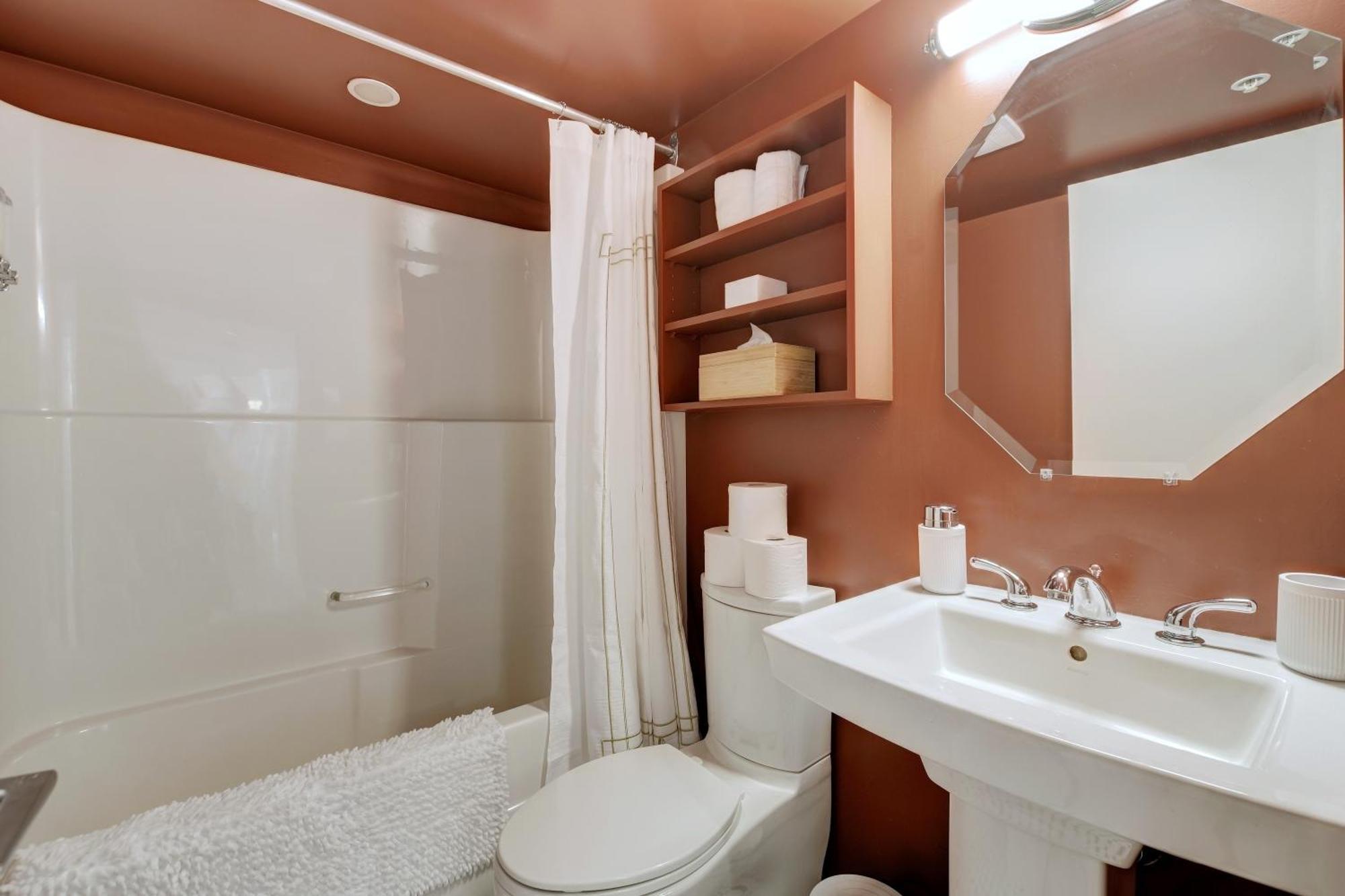 Victoria'S Parliamentary Suite With Private Rooftop Patio & Harbour View Экстерьер фото